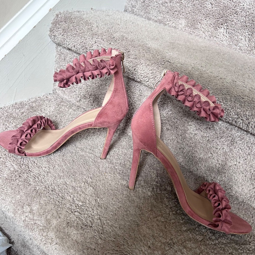 Size 9 Ruffle-trimmed heels - Picture 2 of 5